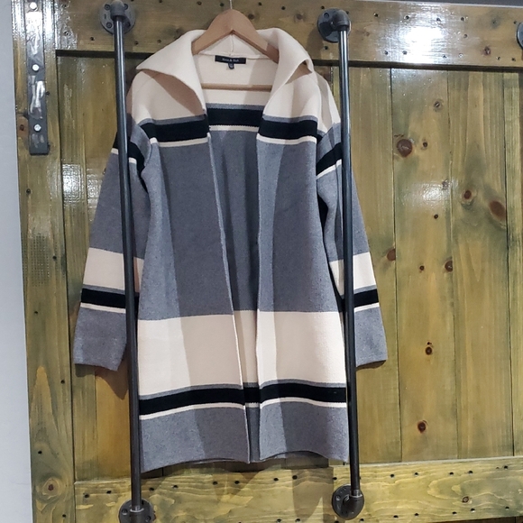 Stylish Striped Cardigan in Gray and Cream - Picture 2 of 12